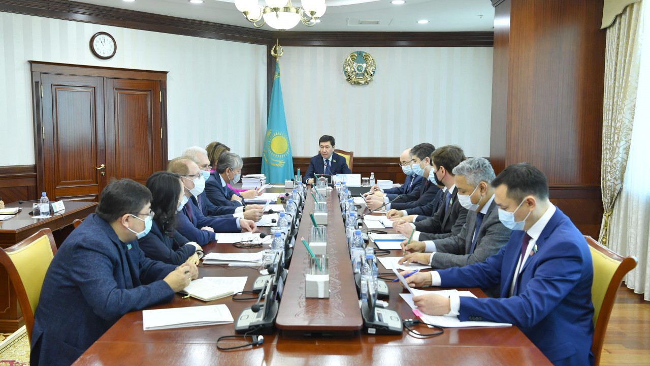 В Казахстане планируют ввести карьерные санкции для чиновников, чьи расходы не соответствуют доходам 