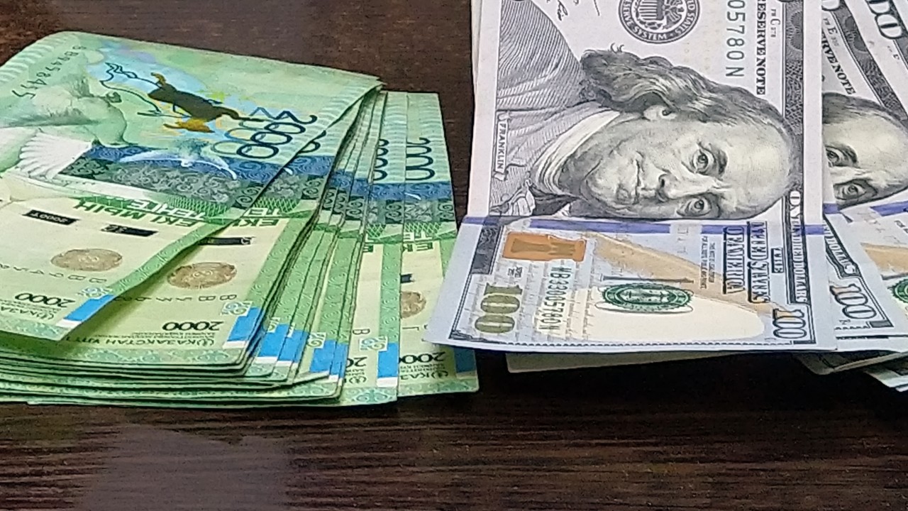 Нацбанк установил официальный курс доллара к тенге на 25 февраля
