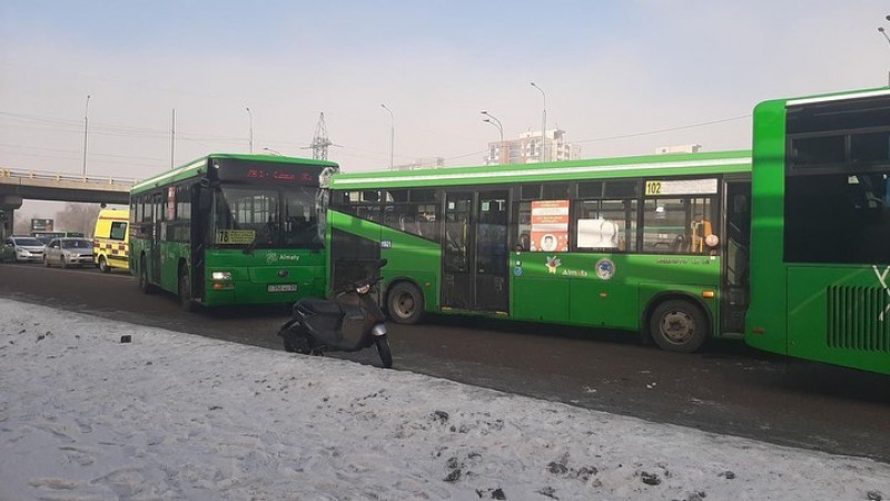 Алматыда Райымбек даңғылында бірден үш автобус соқтығысты 