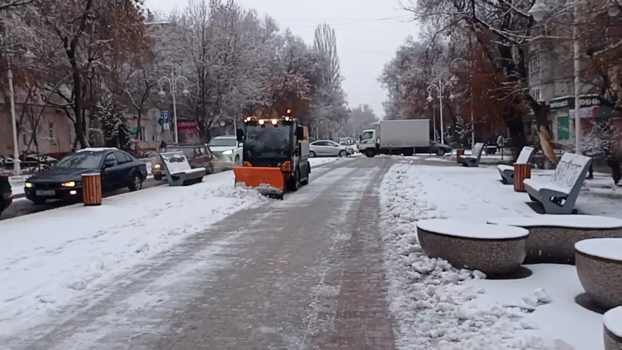 Почти три тысячи кубометров снега вывезли из Алматы