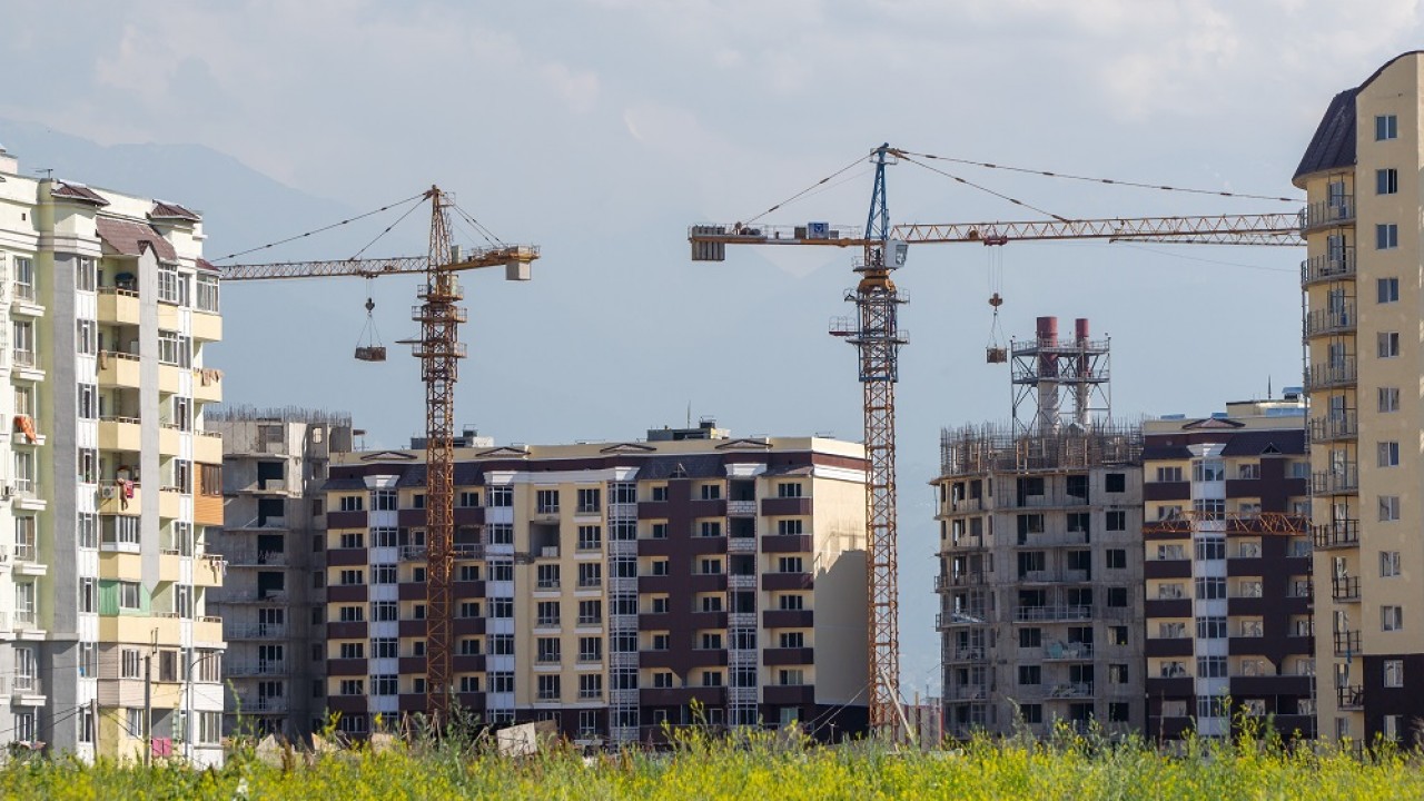 В Алматы приостановлены работы на 19 строительных объектах 