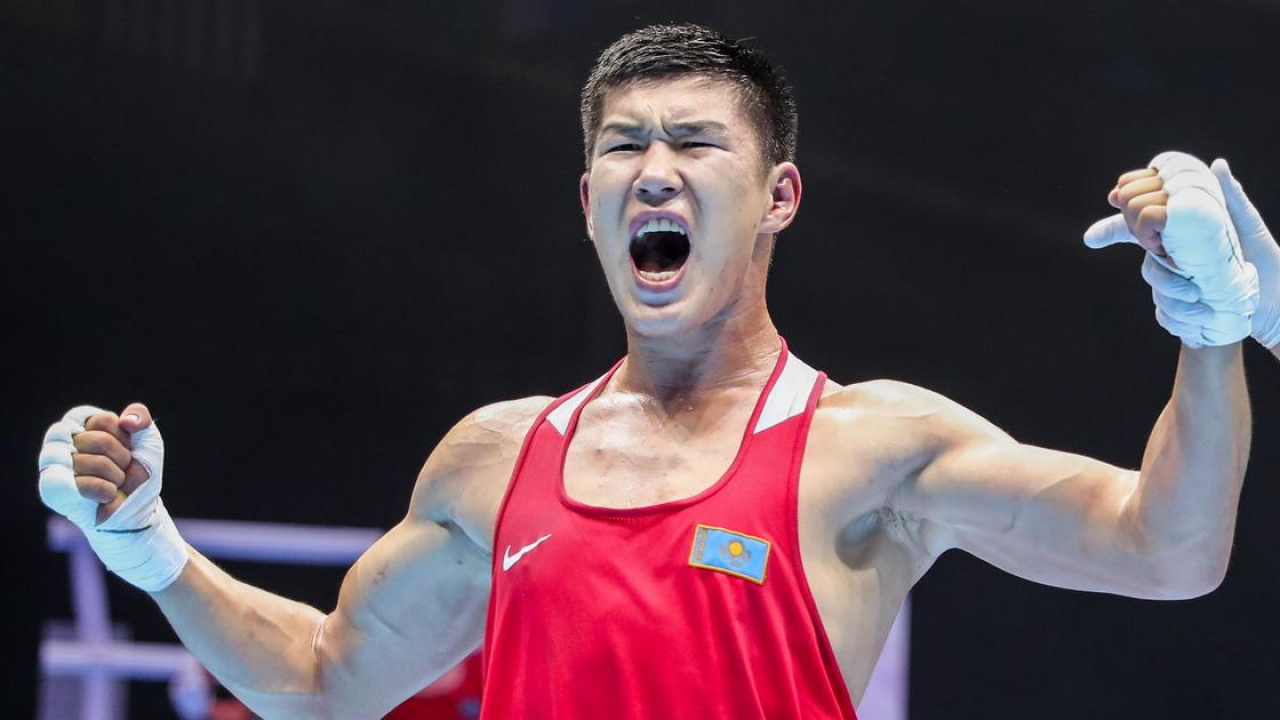 Два казахстанских боксера стали чемпионами мира в Актау