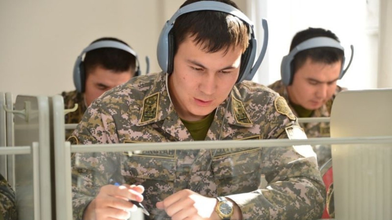 Как казахстанских миротворцев учат английскому языку