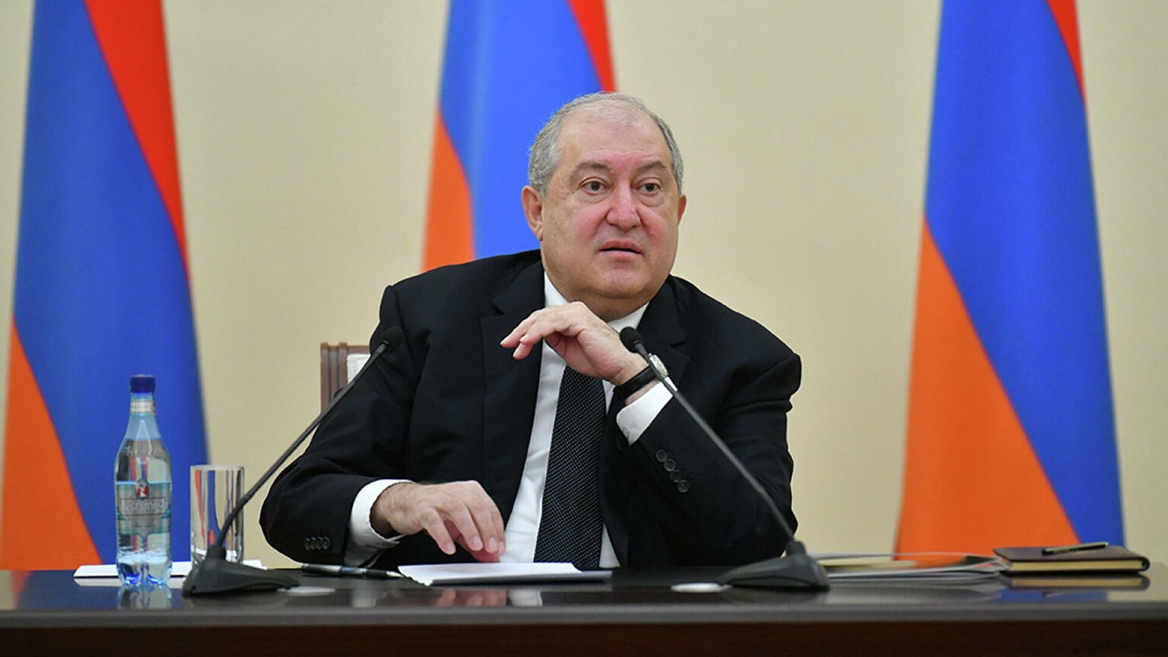 Армения президентінің өкілеттігі тоқтатылды