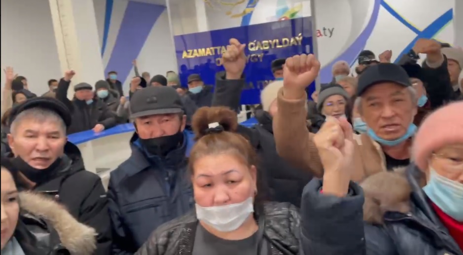 Алматы қалалық прокуратураның жанына 50-70-ке жуық адам жиналды 