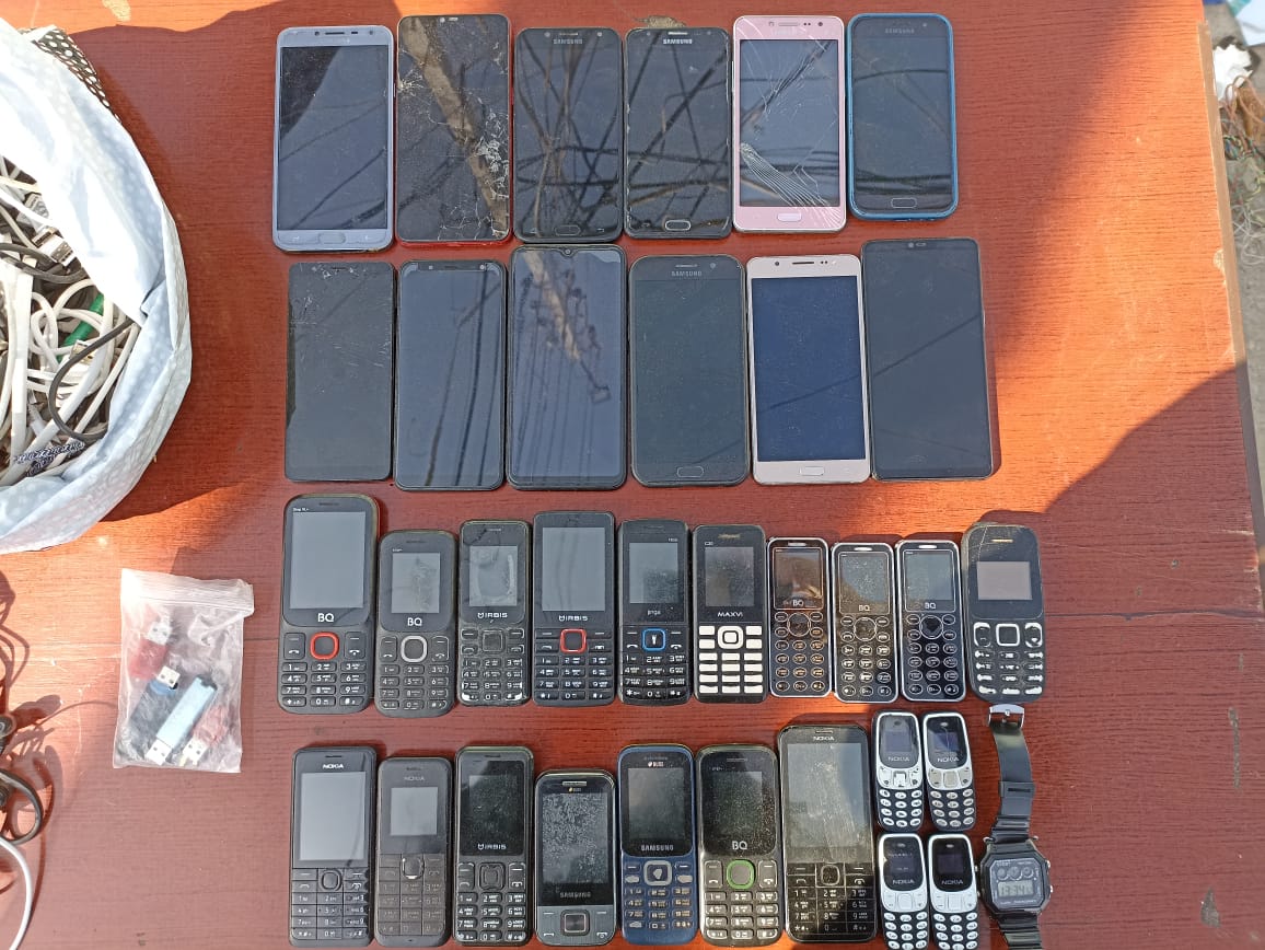 33 телефона и 53 заточки изъяли в колонии Шымкента