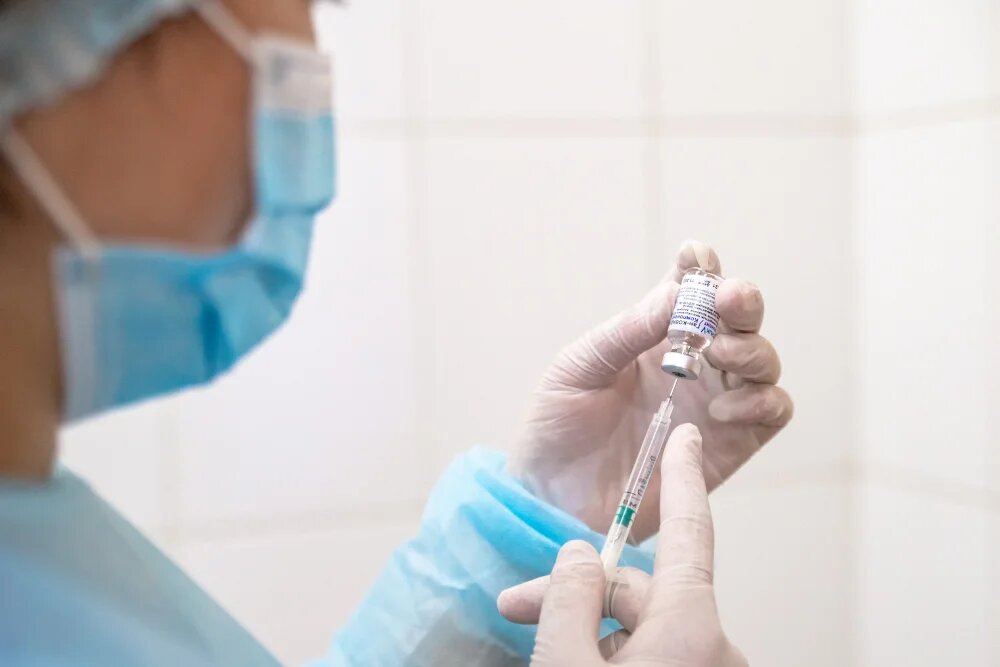 Үкімет Pfizer вакцинасы салынатын адамдар санатын кеңейтпек
