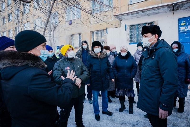 Алтай Көлгінов тозығы жетіп ескірген үйлердің тұрғындарымен кездесті  