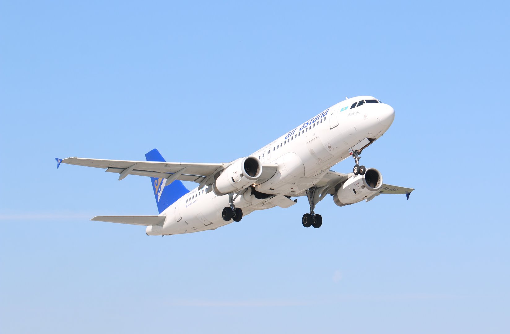 Самолет с эвакуированными из Украины казахстанцами  приземлился в Алматы