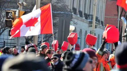 Канадские полицейские приступили к арестам протестующих против COVID-ограничений
