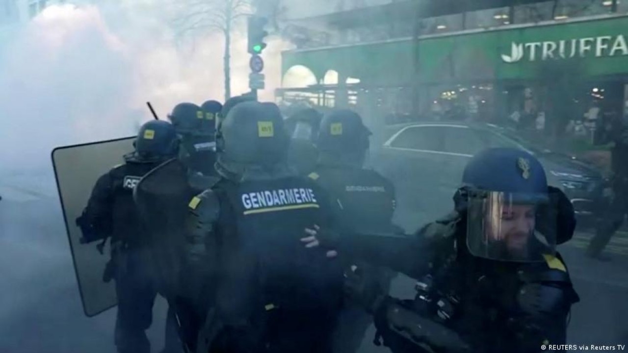 В Париже полиция воспрепятствовала движению протестной автоколонны