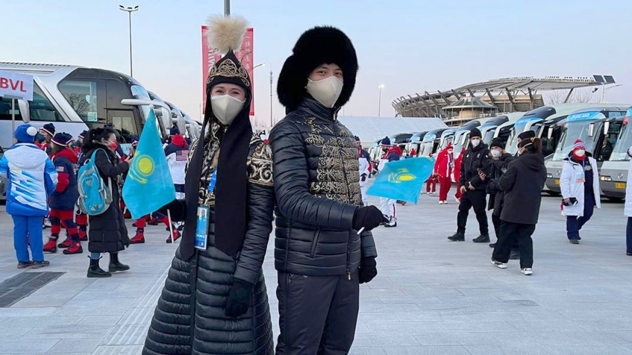 Знаменосцы Казахстана Айдова и Ажгалиев предстали в исторических образах на церемонии открытия Олимпийских игр 