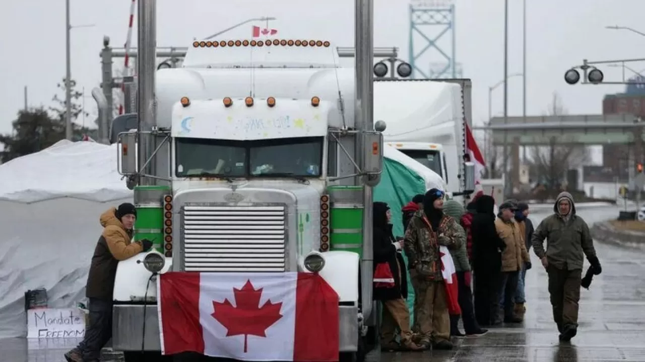 Протестующие в Канаде прекратили блокаду автотрассы на границе с США 