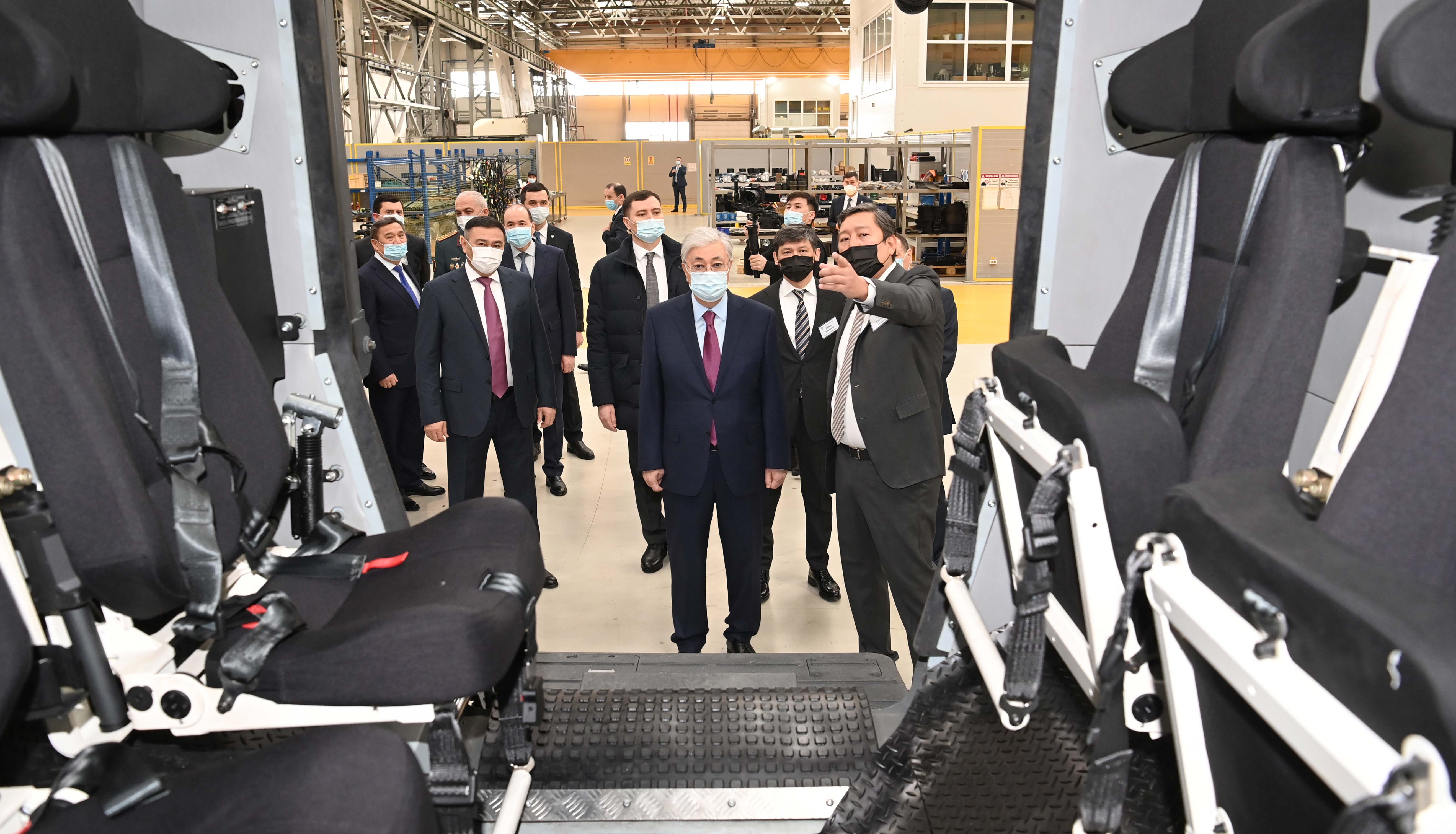 Токаев посетил завод по производству и модернизации бронированной колесной техники
