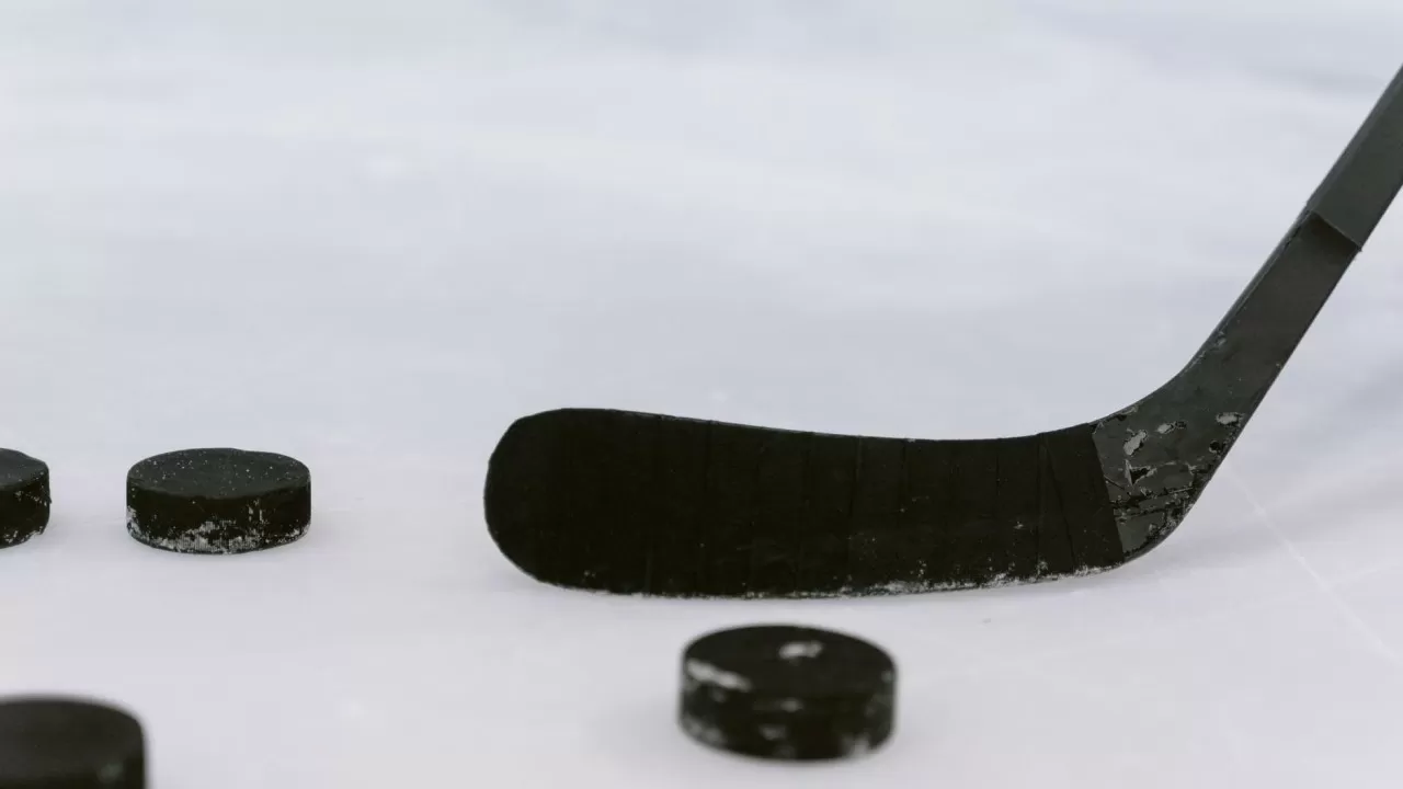 Павлодарского тренера хоккея наказали за жесткую игру
