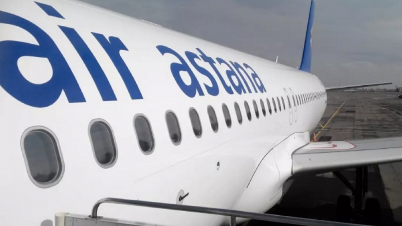 Эйр астана. Embraer 190 е2 Air Astana. Самолет Казахстан. Москва Астана самолет. Самолеты стоят на аэродроме.