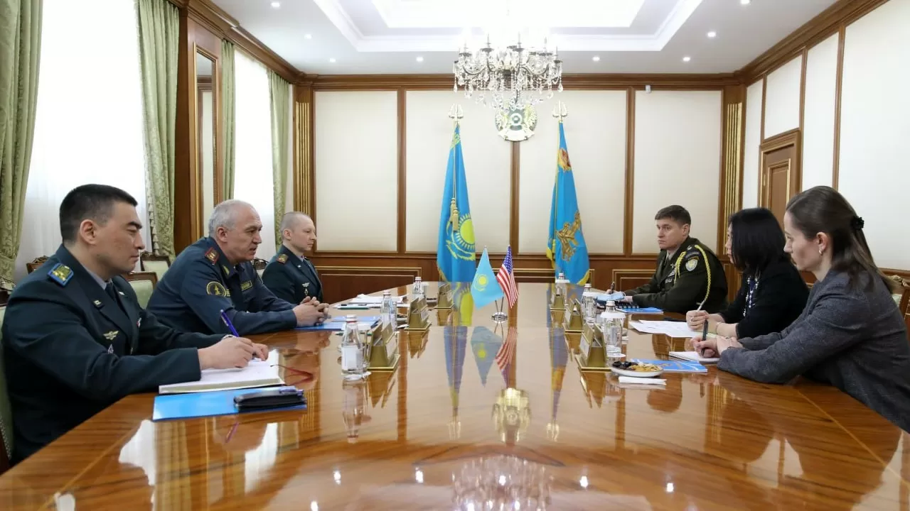 Министр обороны Казахстана обсудил с дипломатом США сотрудничество в сфере миротворческий подготовки