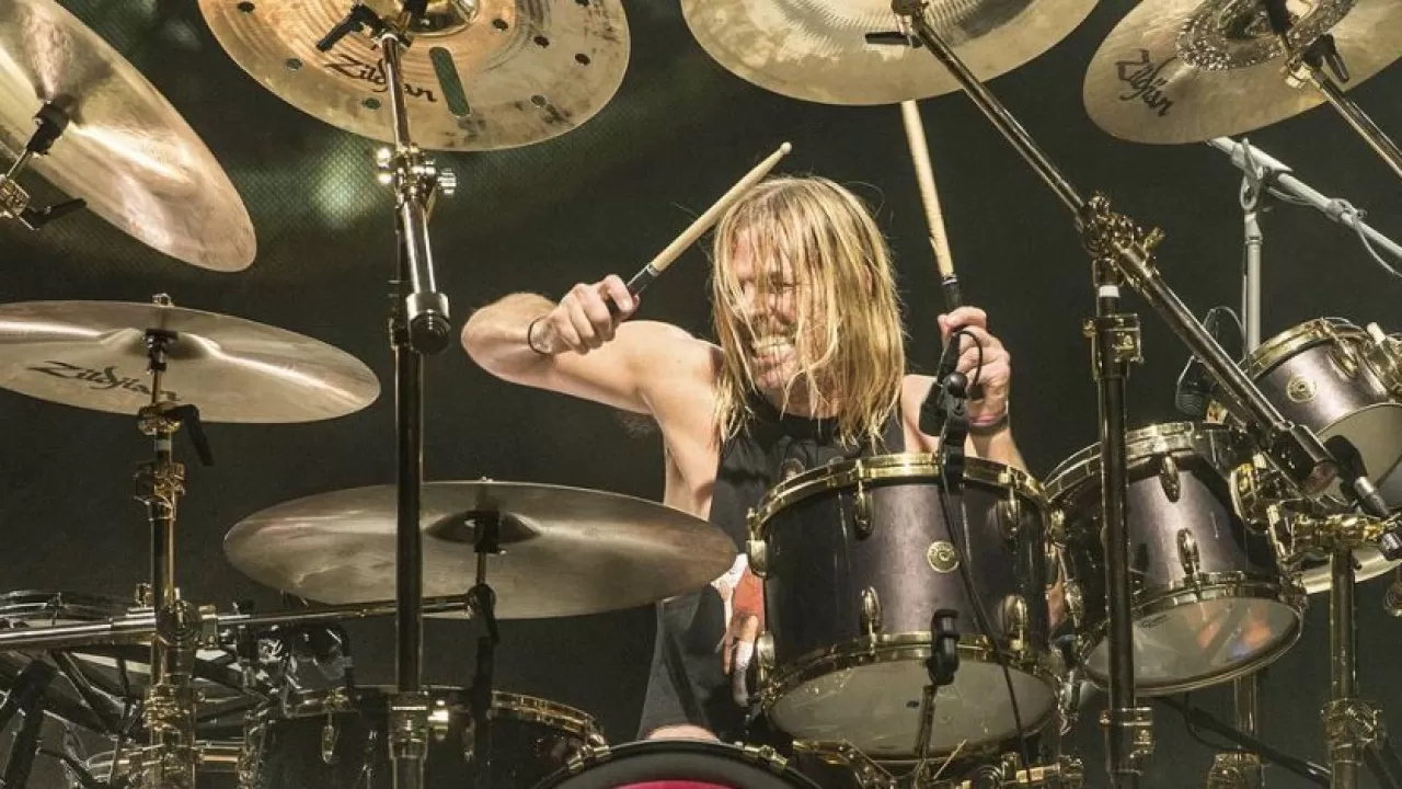 В анализах умершего барабанщика Foo Fighters Тейлора Хокинса обнаружили следы наркотиков