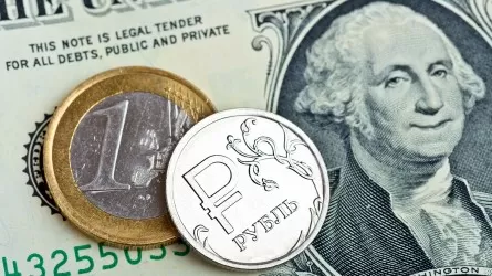 Рубль крепнет к доллару