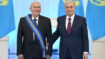 Токаев поздравил автора герба Казахстана с юбилеем