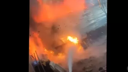 Взрыв на СТО попал на камеру пожарного в Алматы