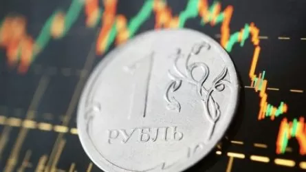 С начала военных действий РФ в Украине российский рубль ослаб на 31% 