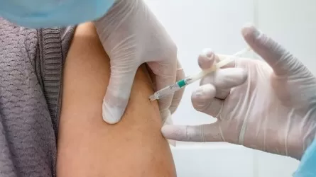 Казахстанцы продолжают получать вакцину от коронавируса