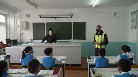 Школьного инспектора поблагодарили учителя в Шымкенте