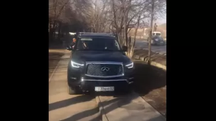 Два элитных авто ехали по тротуару в Алматы, один водитель наказан