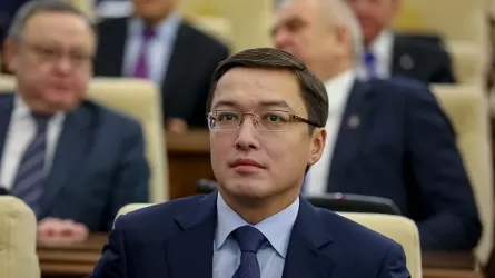 Назарбаев освободил Акишева от должности своего помощника