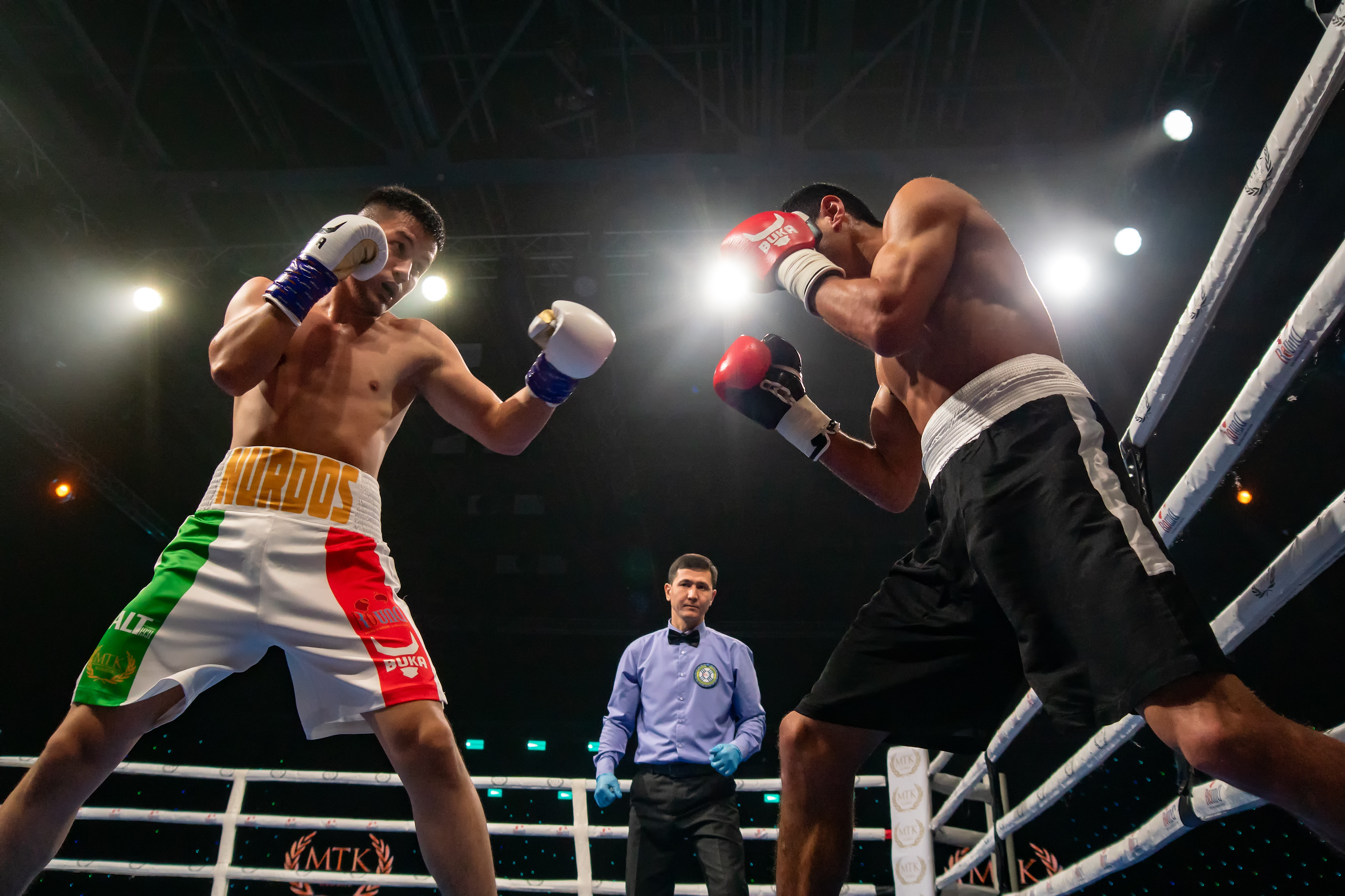 Большой вечер бокса в Алматы завершился боем за "молодежный" пояс WBO 