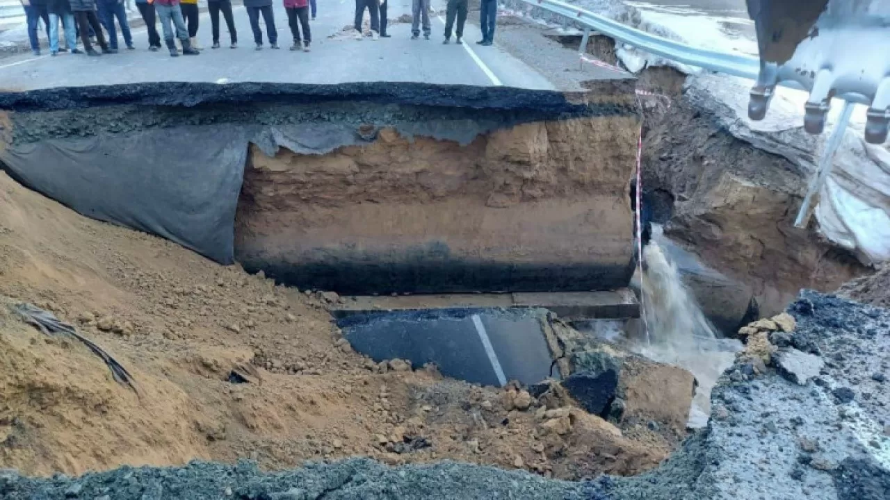 В Актюбинской области пришлось снять часть полотна дороги из-за паводка