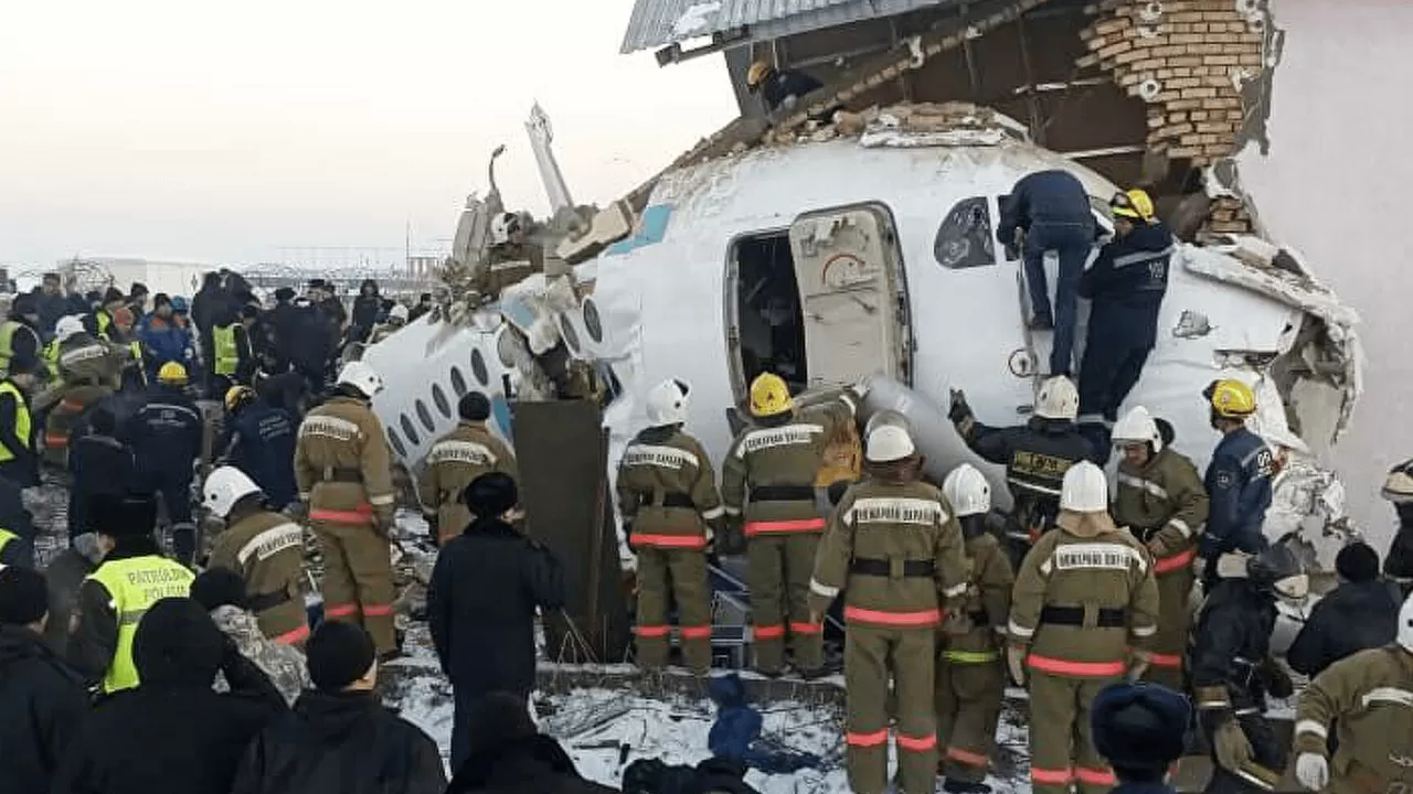 Следствие продолжит искать виновных в крушении самолета в Алматы