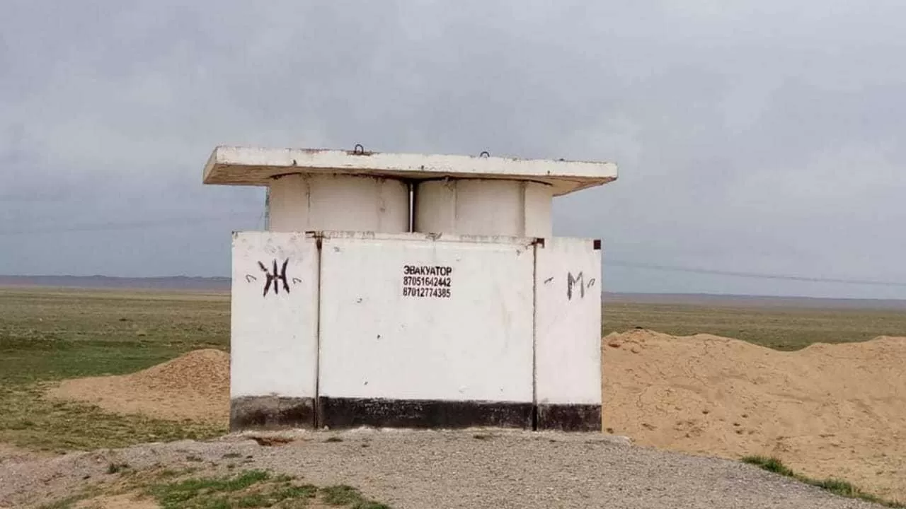 В Туркестанской области директоров школ наказали за уличные туалеты