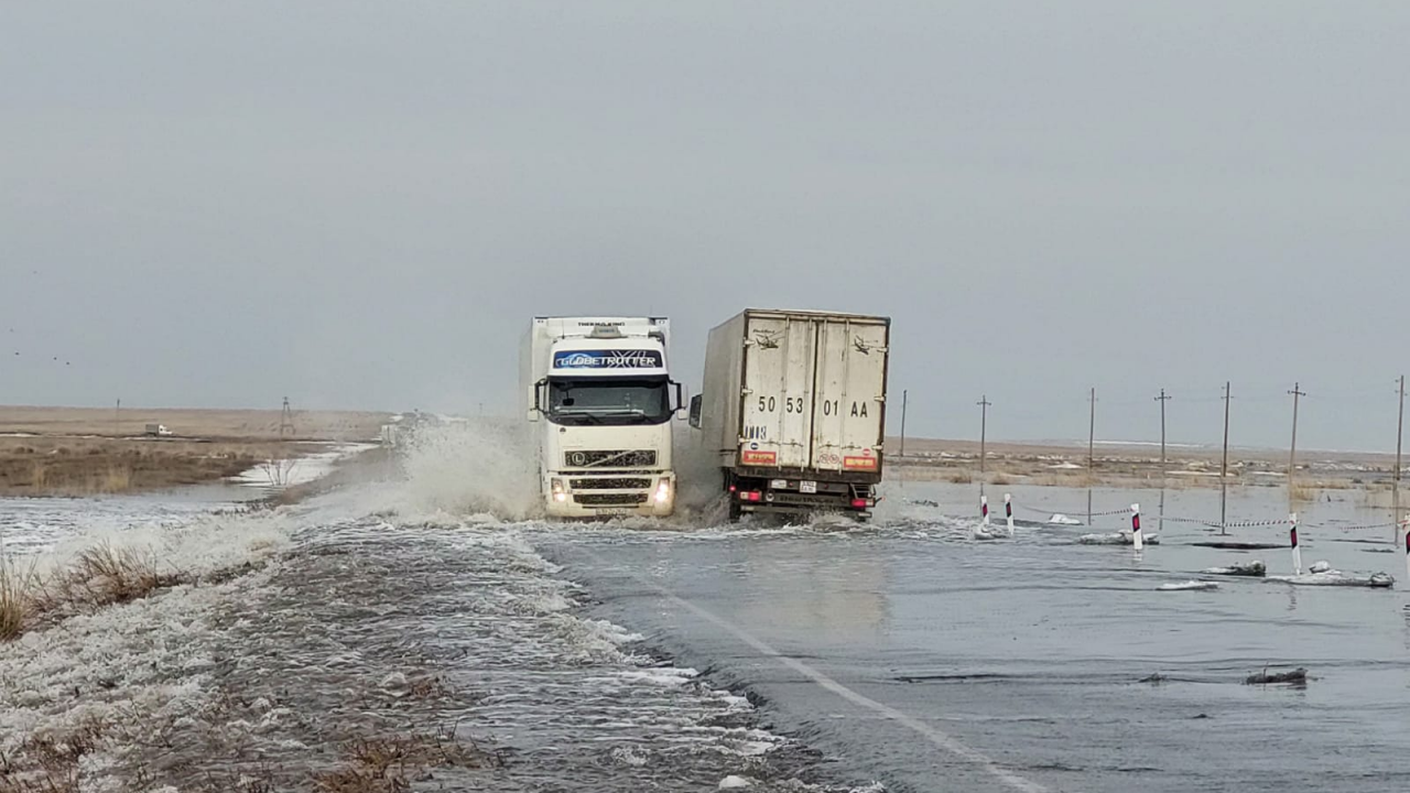 В ЗКО паводковые воды переливаются через международную трассу Самара –  Шымкент | Inbusiness.kz