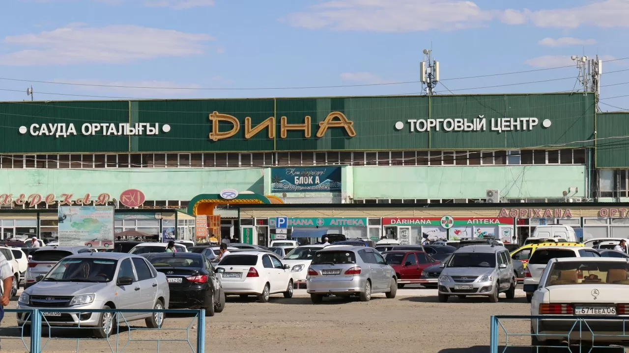 Рынок "Дина" в Атырау подозревают в завышении цен на аренду