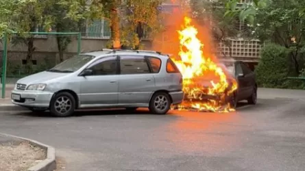 В одном из дворов Алматы сгорела машина