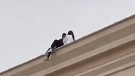 Как наказали родителей школьниц, сидящих на крыше торгового дома в Актау  