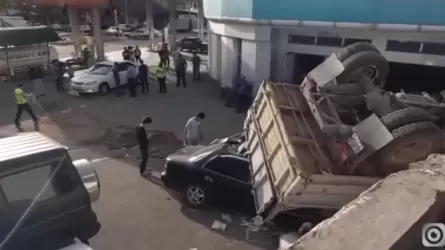 В Шымкенте грузовик рухнул с моста на машины