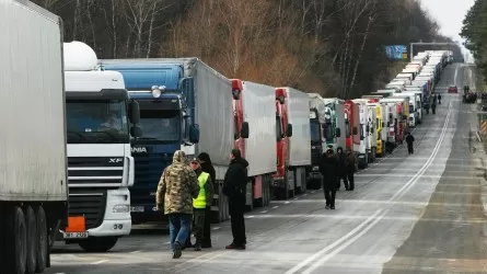 На киргизско-казахстанской границе вновь образовалась очередь из грузовиков  