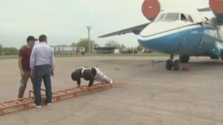 Силач сдвинул самолет в Алматы