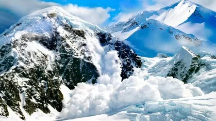 Сход лавины в горах Алматы: найден один человек
