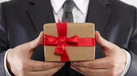 Казахстанским чиновникам разрешили выкупать подарки