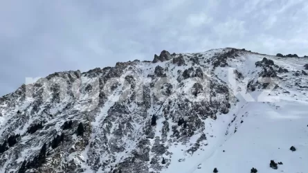 В горах Алматы сошла лавина, два человека могли оказаться под ней