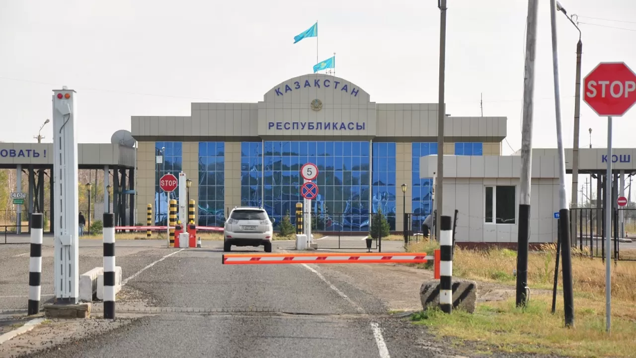 Казахстан снимает ограничения по сухопутной границе с соседями