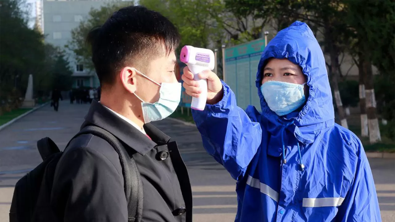 В КНДР за сутки выявили более 296 тысяч случаев "незнакомой лихорадки"