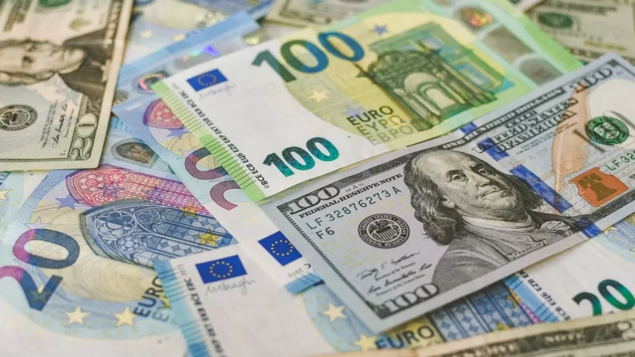 Курсы евро и доллара могут "рассинхронизироваться" – эксперт  