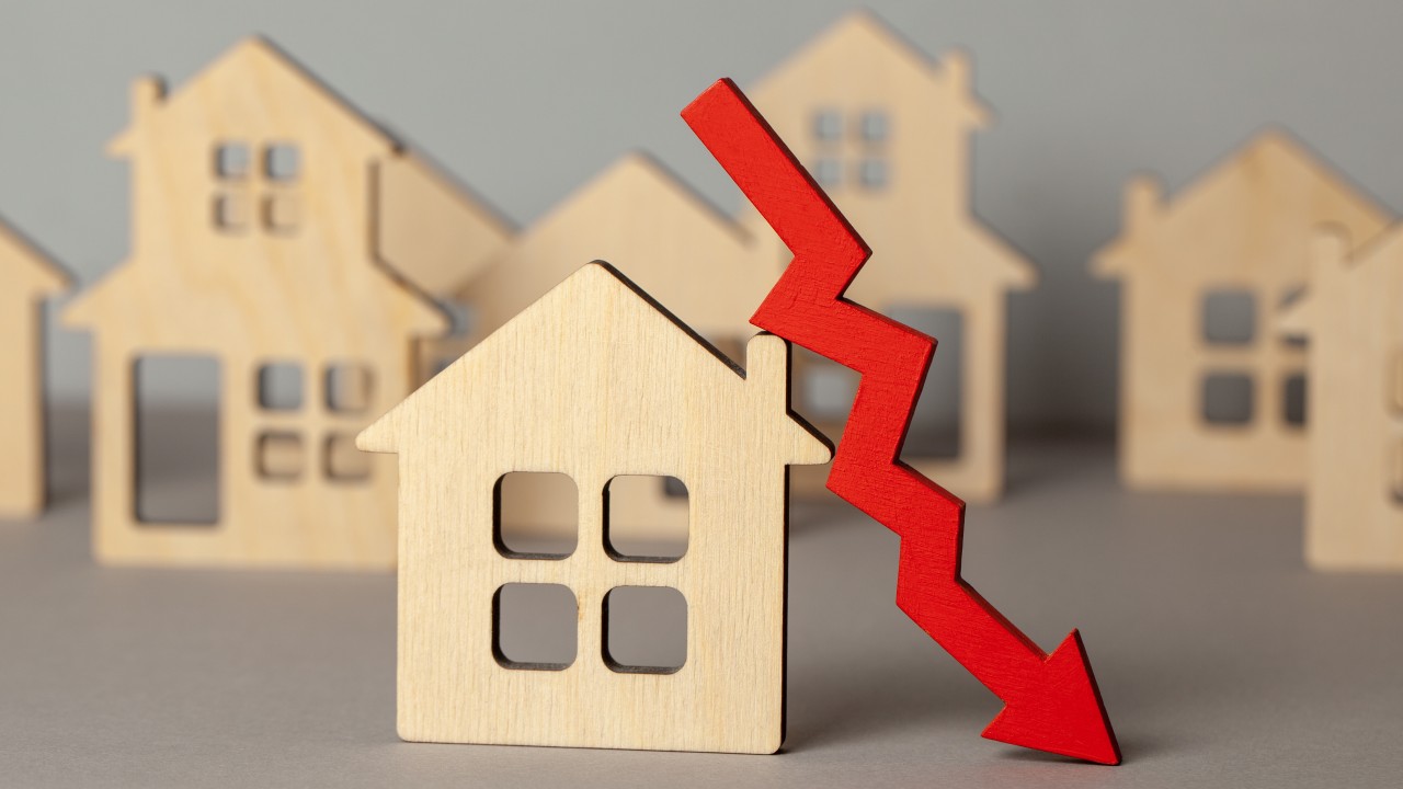 Цены на жилье снижаются. Спад жилье. Рост недвижимости. Падающий рынок недвижимости. Аренда жилья картинки для презентации.