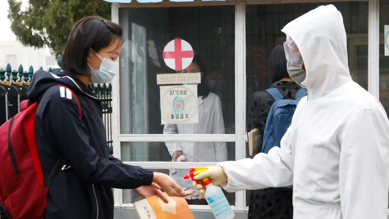 В КНДР за сутки выявили более 17 тысяч случаев "новой лихорадки"