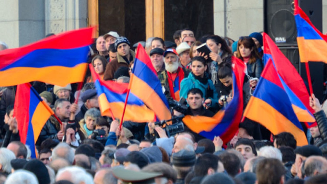 Армения выступила. Армяне в Ереване. Революция в Армении. Бархатная революция в Армении. «Революция любви» в Армении.